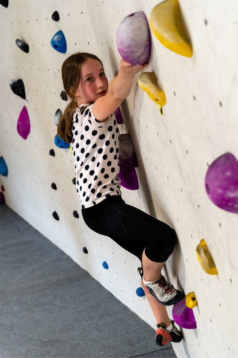 Mädchen an der Boulderwand