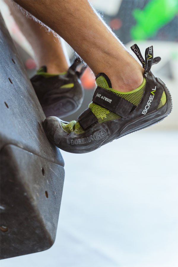 Reibung von Boulderschuhen an der Wand.