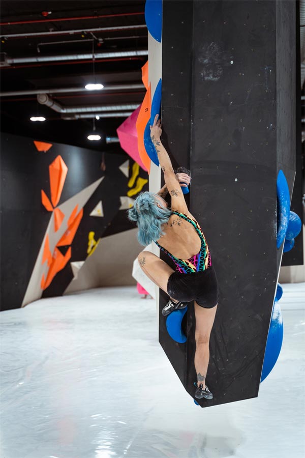 urban apes Hamburg St. Pauli Frau beim Bouldern an einem der hängenden Felsen