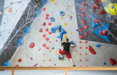 Mann an der Boulderwand in Lüneburg
