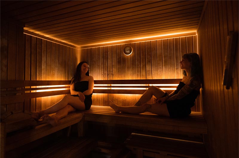 Zwei Frauen in der Sauna von urban apes Hamburg West
