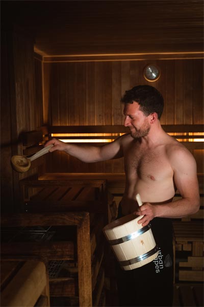 Mann in der Sauna in urban apes Hamburg West