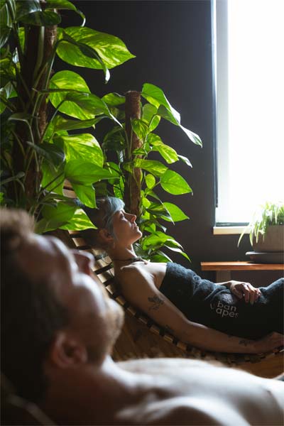 Frau und Mann liegen im Wellnessbereich von urban apes Hamburg West