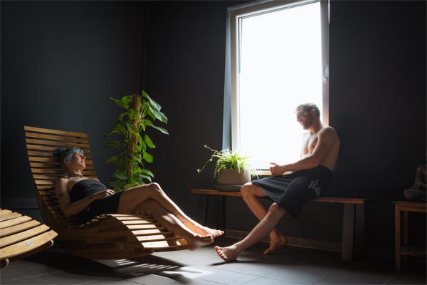 Frau und Mann beim Entspannen im Wellnessbereich von urban apes Hamburg West