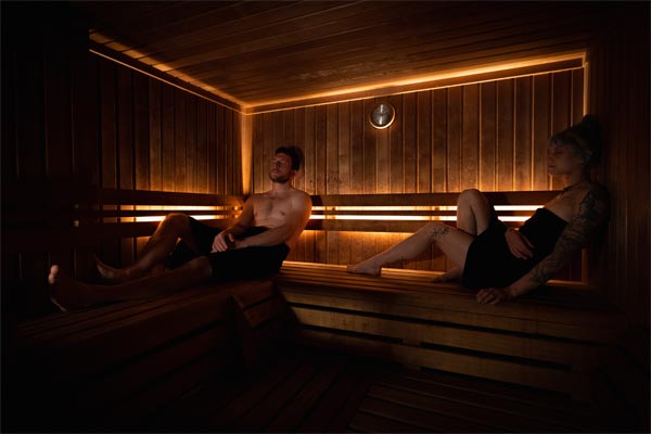 Frau und Mann in der Sauna in urban apes Hamburg West