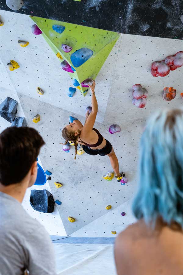 urban apes Hamburg Ost Frau am Überhang an der Boulderwand