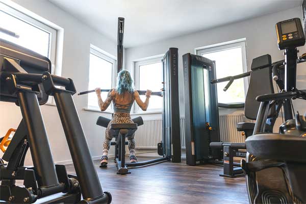 Eine Frau trainiert im Fitnessbereich von Hamburg West.