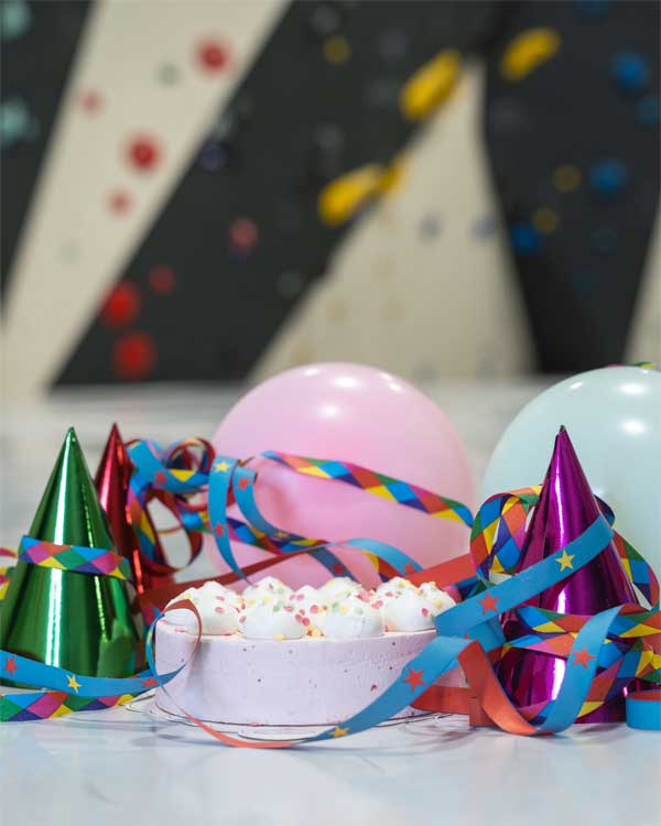 Geburtstagskuchen, Luftballons und Hütchen