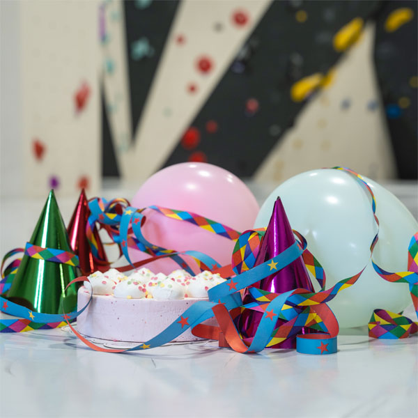 Geburtstagskuchen, Luftballons und Hütchen