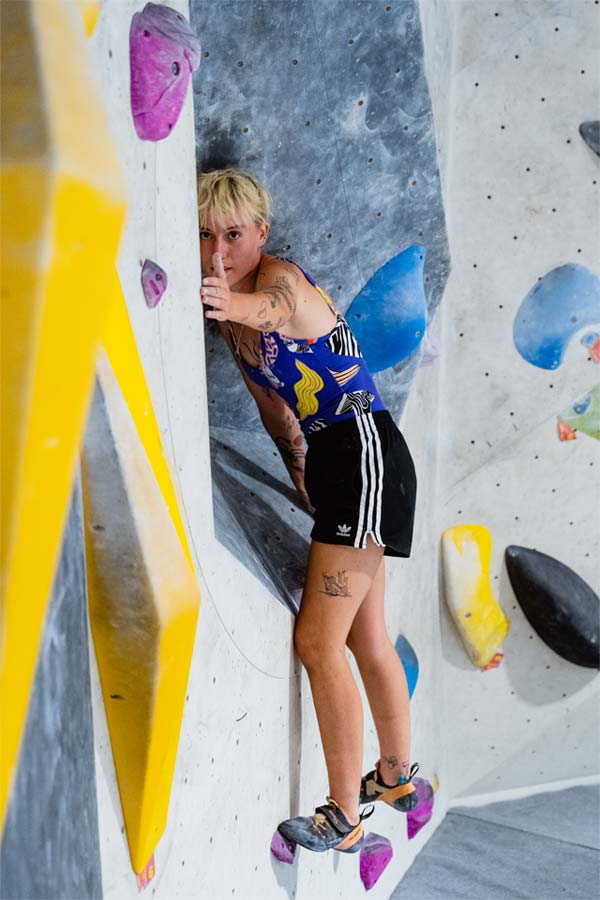 Person beim Bouldern in urban apes Hamburg Ost