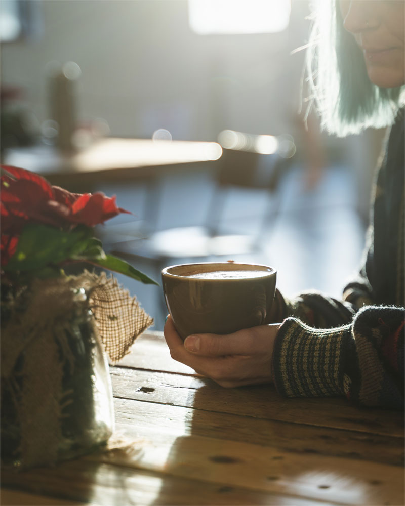 Chillen bei einen Kaffee im Lounge-Bereich von urban apes Norderstedt