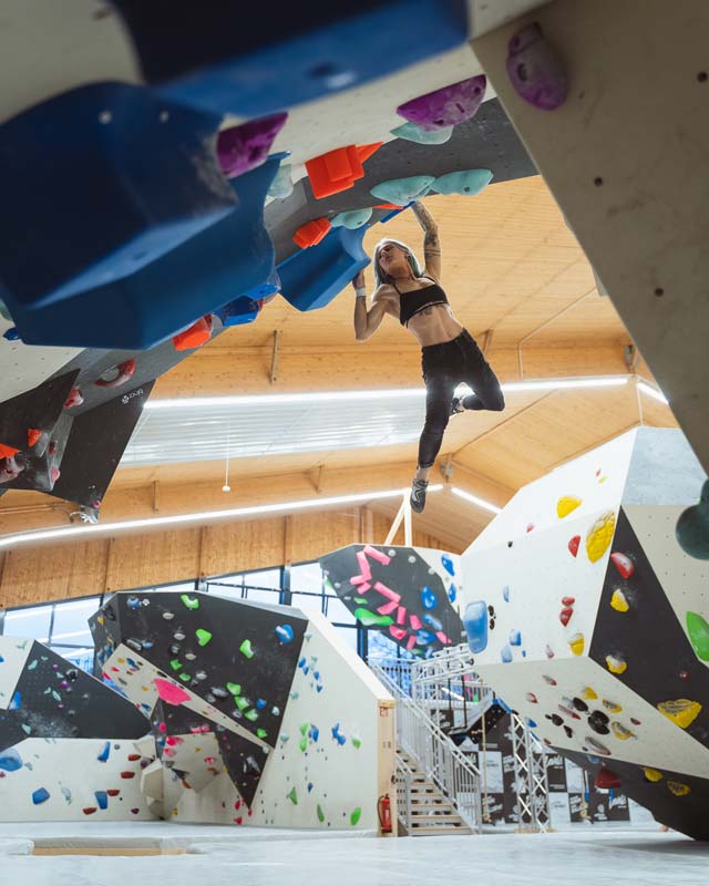 Boulderin beim Sprung an einen Überhang in urban apes Hamburg West