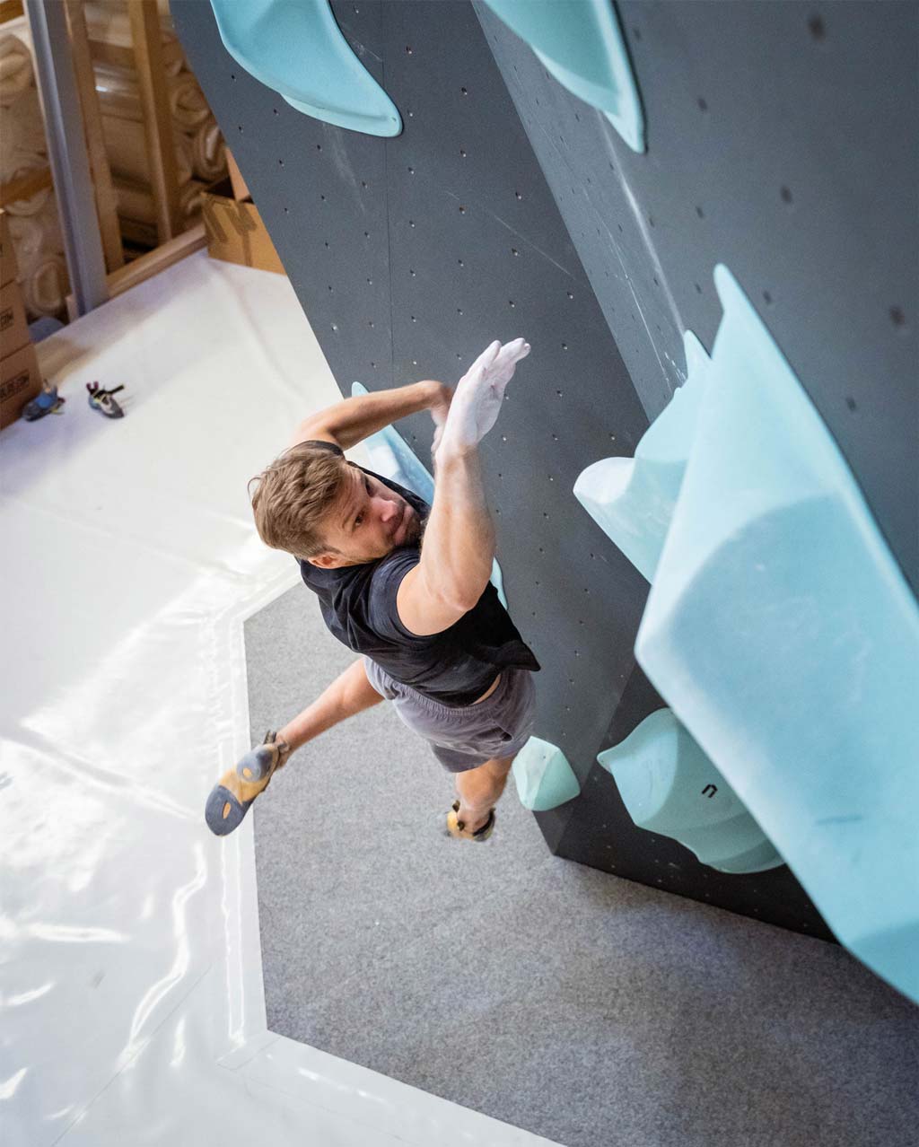 urban apes Hamburg West Boulderer beim Sprung an der Boulderwand