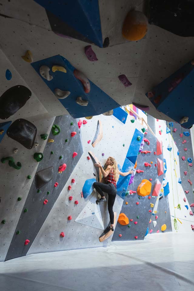 Boulderin an der Boulderwand im urban apes Lüneburg