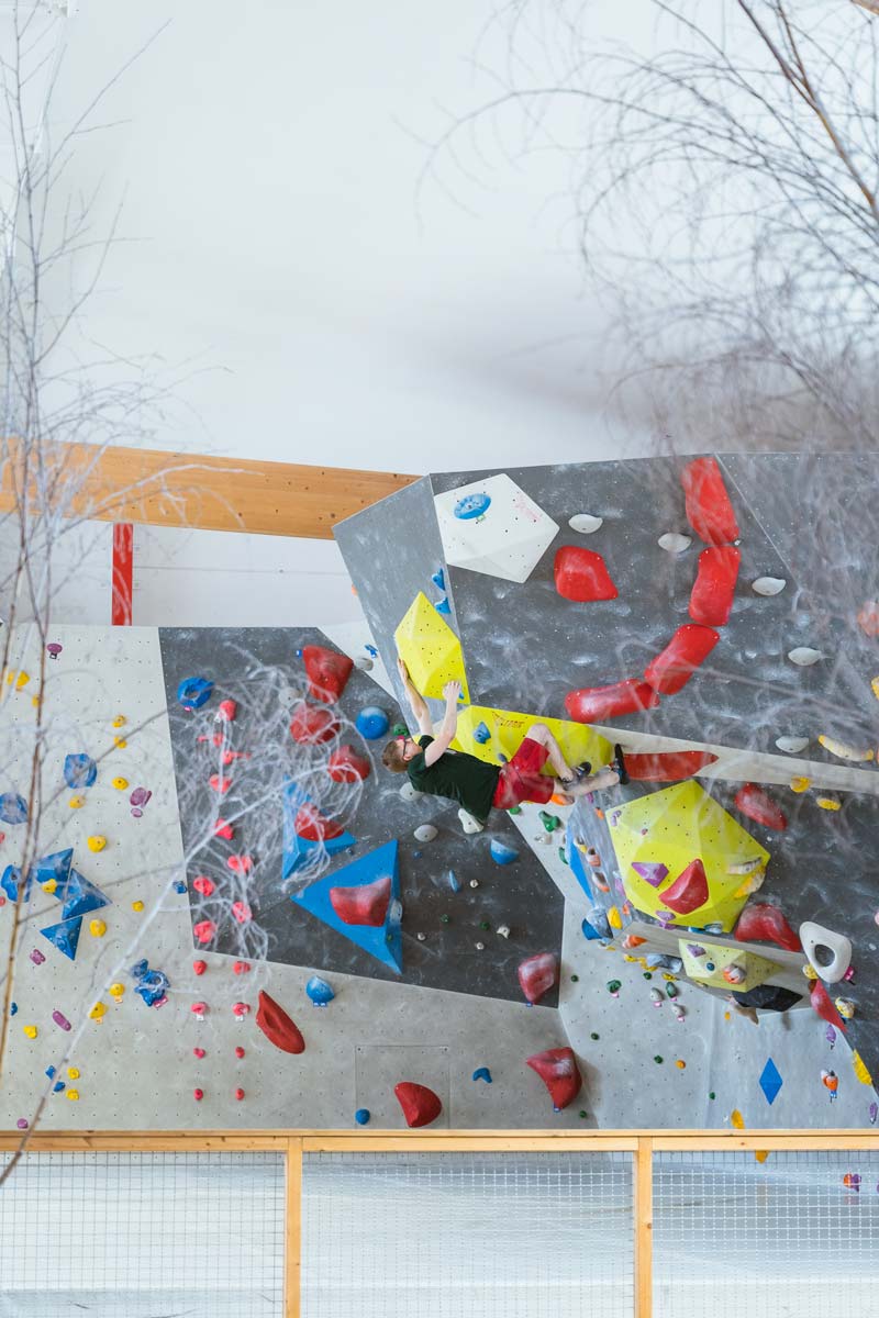 Boulderer beim Bouldern am Überhang im urban apes Lüneburg