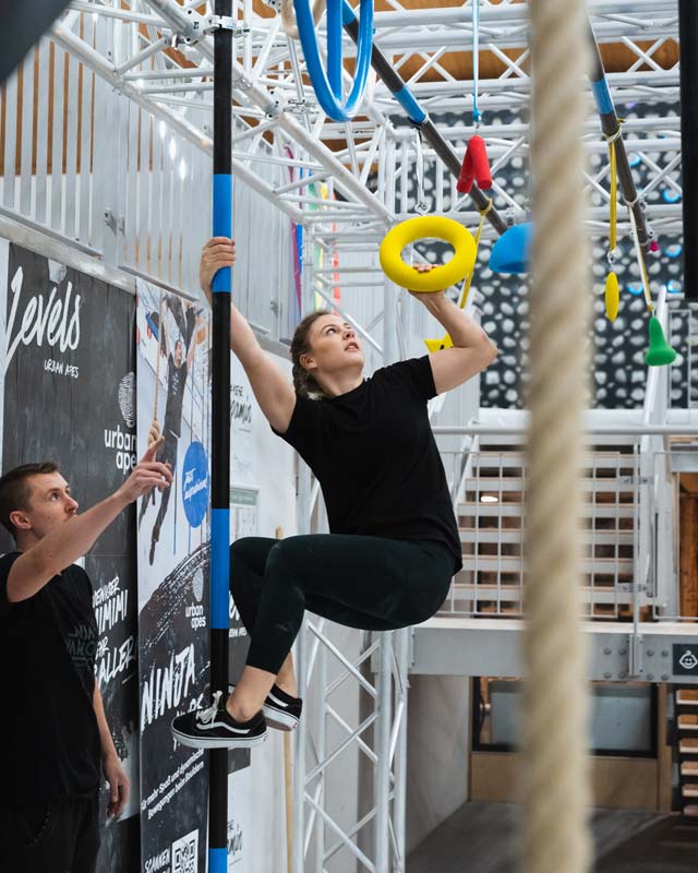 Zwei Ninja Warrior im Ninja Parkour von Hamburg West