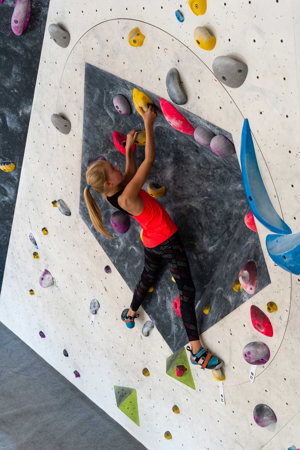 Mädchen an der Boulderwand