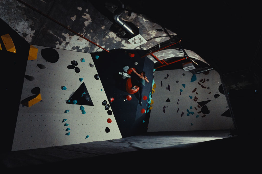 Boulderin beim Bouldern im urban apes Fhain Berlin