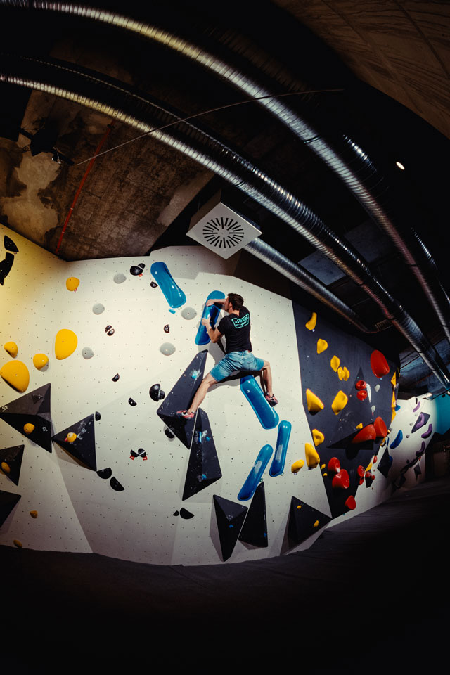 urbanapes_fhain_berlin_21 Boulderer an einer Boulderwand im urban apes Fhain Berlin.