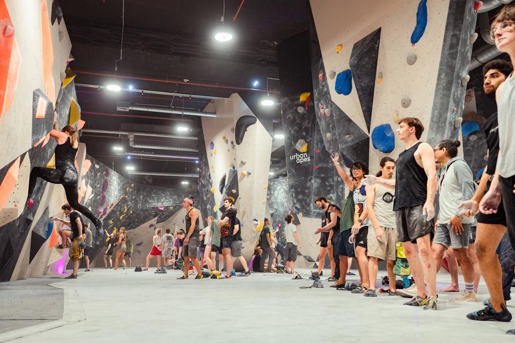 Teilnehmende bei der Bloc Beats Boulder Session in Hamburg St. Pauli.