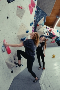 Kursteilnehmerin und Trainerin beim Bouldern